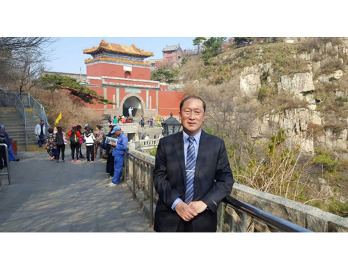 戴吉阳登泰山