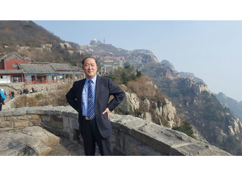 戴吉阳登泰山