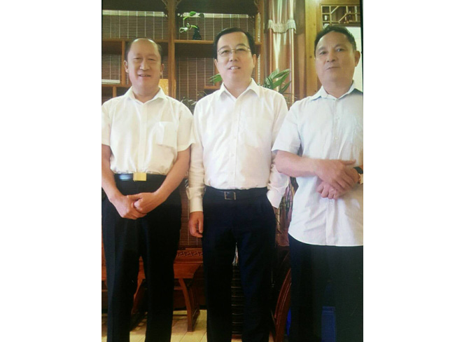 戴吉阳与青岛市常务副市长王家新在一起