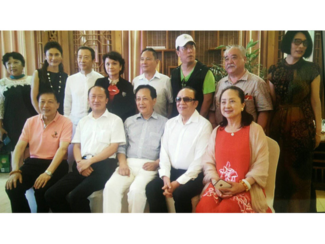 戴吉阳与艺术家在一起