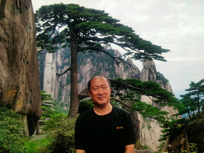 戴吉阳在黄山迎客松