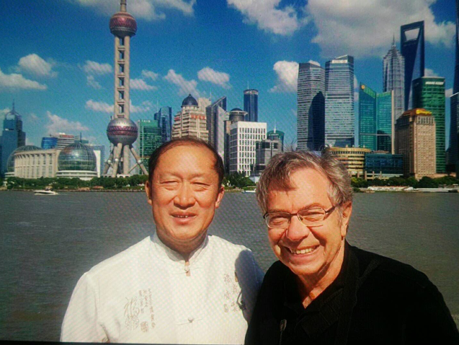 戴吉阳和英国剑桥大学陶瓷艺术大师在一起