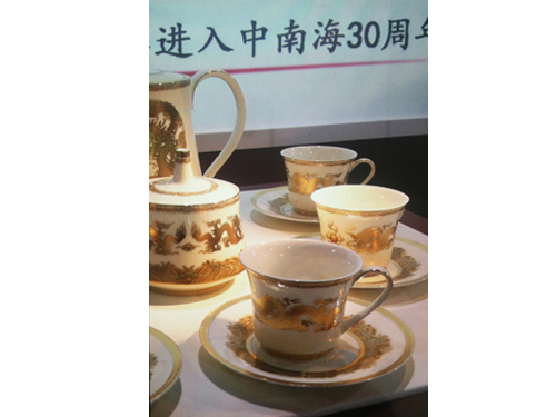 中华国礼特供国家元首级别礼品、仿古皇宫御窑作品