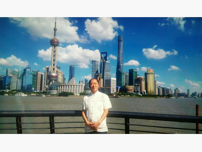 戴吉阳在上海外滩