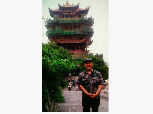 戴吉阳在武汉黄鹤楼