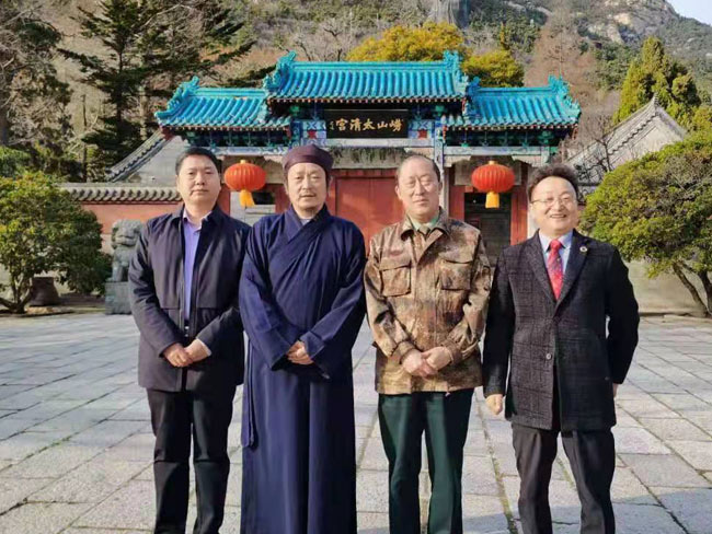 戴吉阳在崂山采风。