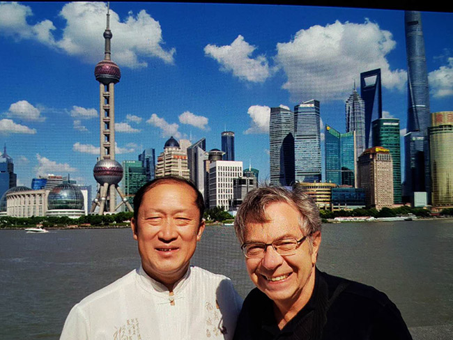 戴吉阳与外国友人合影