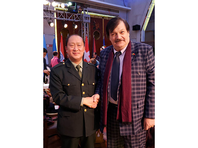 戴吉阳与外国友人合影