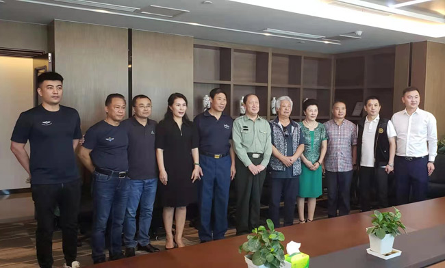 戴吉阳和联合国院士，著名大写意画家孙泳新在一起。