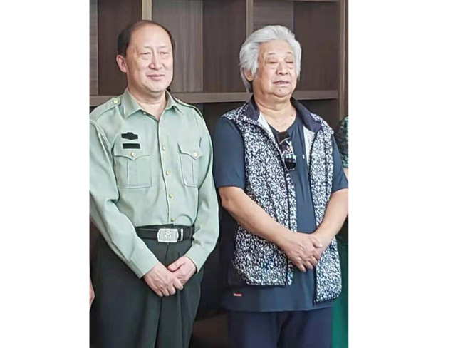 戴吉阳和联合国院士，著名大写意画家孙泳新在一起。