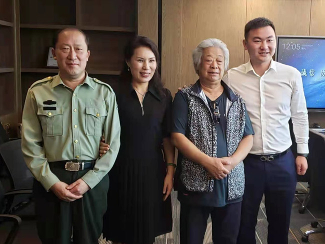 戴吉阳和联合国院士，著名大写意画家孙泳新在一起。