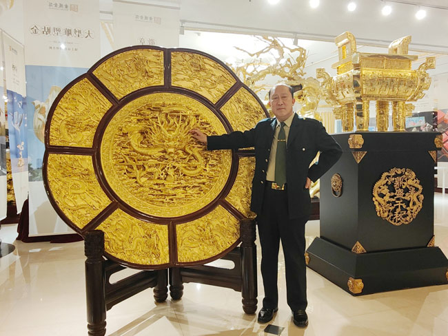 戴吉阳在安徽省芜湖市工艺美朮铁画厂采风学习